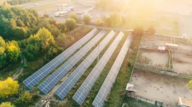 Alandaki güneş panellerinin hava görüntüsü