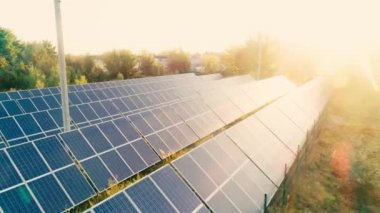 Mavi güneş panelleri ve güneş ışığının hava görüntüsü