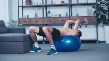 Atletik, üstsüz sporcu eğitimi evde spor salonunda halterli.