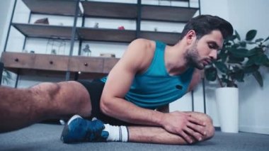 Genç sporcunun yüzey seviyesi evde yerde geriniyor.