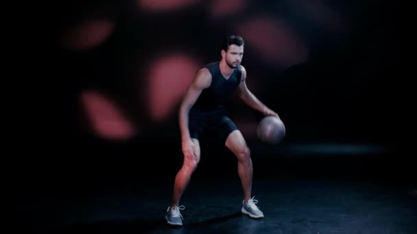Sportsman Travailler Avec Balle Regarder Caméra Sur Sombre — Video