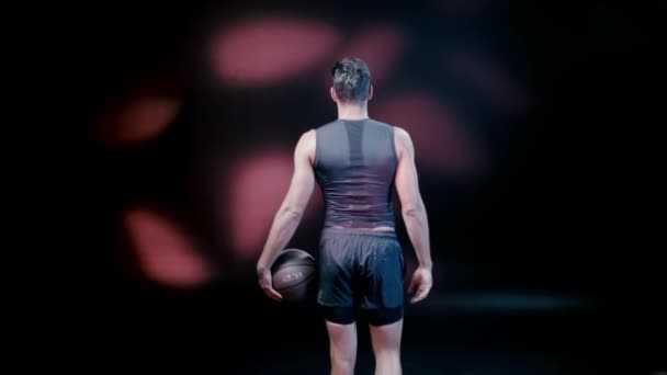 运动员带着球行走 在黑暗中转身看着镜头 — 图库视频影像