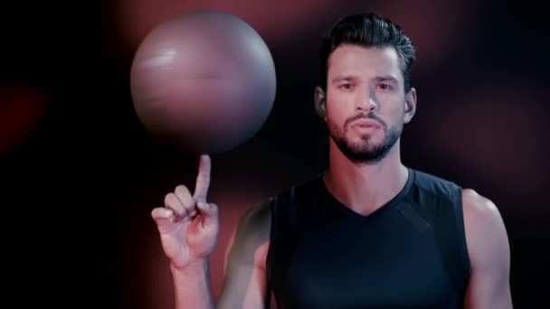 Deportista Haciendo Girar Pelota Dedo Sonriendo Mirando Cámara Oscuridad — Vídeos de Stock