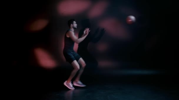 Knappe Sportman Die Basketbal Speelt Donkere Achtergrond — Stockvideo