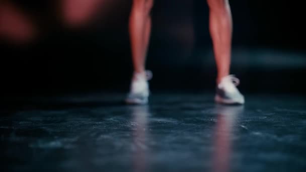 Vista Recortada Del Deportista Haciendo Ejercicio Con Pelota Sobre Fondo — Vídeo de stock