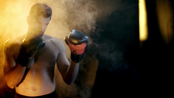 Boxeador Cerca Del Saco Boxeo Guantes Boxeo Con Humo Sobre — Vídeo de stock