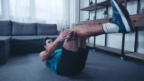 Joven Deportista Haciendo Abdominales Suelo Casa — Vídeos de Stock