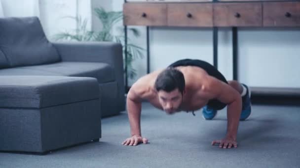 Ung Idrottsman Gör Press Ups Golvet Hemma — Stockvideo