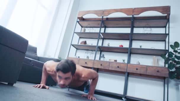 Oberflächenansicht Eines Hemdslosen Sportlers Der Hause Liegestütze Auf Dem Boden — Stockvideo