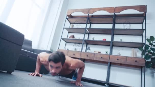 Oppervlaktezicht Van Shirtloze Sportman Die Push Ups Doet Vloer Thuis — Stockvideo