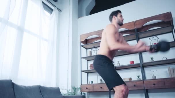 Niedriger Blickwinkel Auf Hemdsloses Muskeltraining Mit Gewichten Hause — Stockvideo