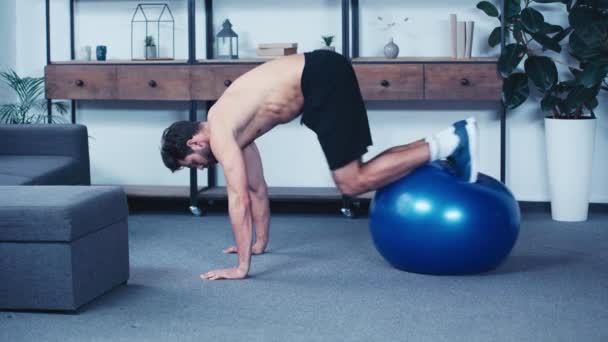 Vista Lateral Treinamento Desportista Sem Camisa Com Bola Fitness Casa — Vídeo de Stock