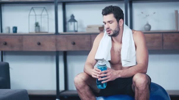 Desportista Cansado Com Toalha Pescoço Sentado Bola Fitness Água Potável — Vídeo de Stock