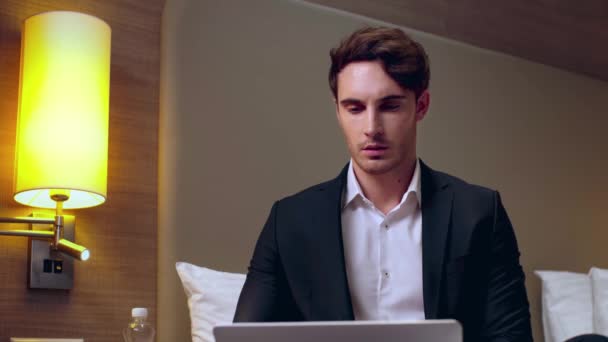 Pensativo Jovem Empresário Usando Laptop Quarto Hotel — Vídeo de Stock