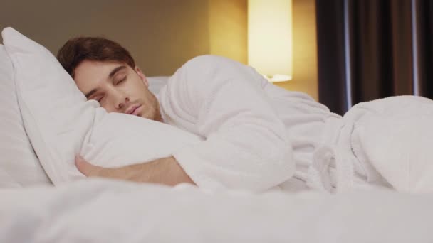 Поверхностный Уровень Молодого Человека Спящего Постели Номере Отеля — стоковое видео