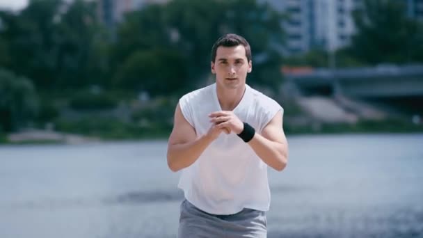 Mladý Sportovec Dělá Boční Krok Posadit Břehu Řeky — Stock video