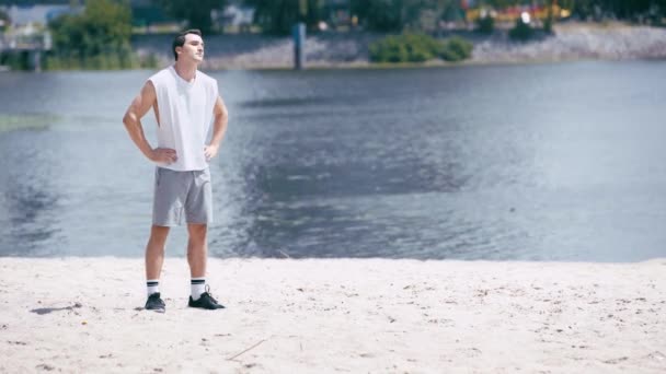 Ung Idrottsman Tank Top Och Shorts Värmer Upp Floden — Stockvideo