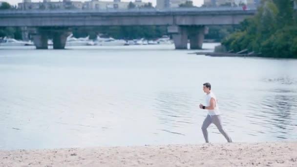 Boční Pohled Mladého Sportovce Běžícího Podél Řeky — Stock video