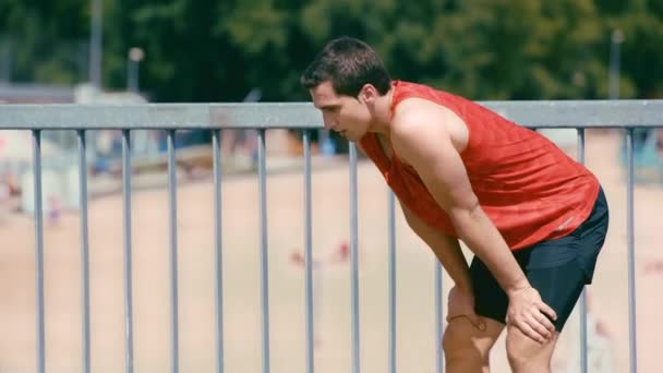 Молодой Спортсмен Отдыхает Мосту Улыбается Показывает Большие Пальцы Вверх — стоковое видео