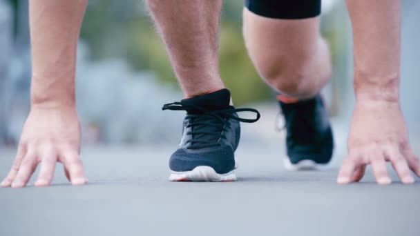 Vista Recortada Del Deportista Corriendo Desde Posición Inicio Aire Libre — Vídeo de stock