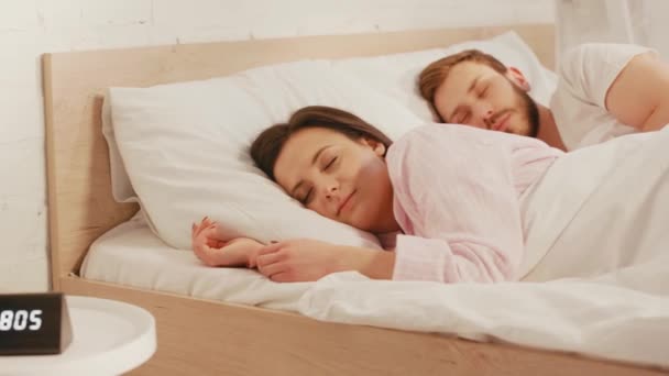 Foco Seletivo Jovem Casal Dormindo Cama Perto Relógio Subiu Mesa — Vídeo de Stock