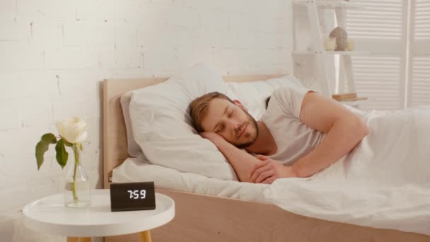Homem Dormindo Perto Relógio Levantou Mesa Cabeceira Manhã — Vídeo de Stock