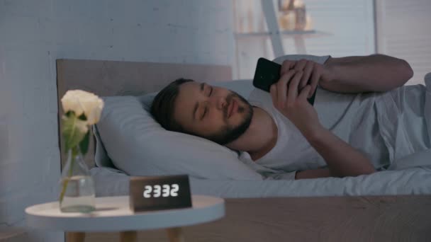 Επιλεκτική Εστίαση Του Ανθρώπου Χρησιμοποιώντας Smartphone Στο Κρεβάτι Νύχτα — Αρχείο Βίντεο