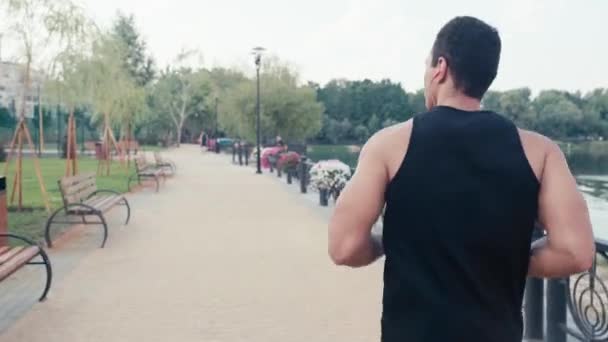 Вид Сзади Спортсмена Бегущего Наушниками Улице — стоковое видео
