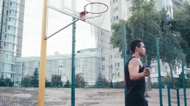 Sportler Springt Mit Springseil Auf Spielplatz Auf Straße — Stockvideo