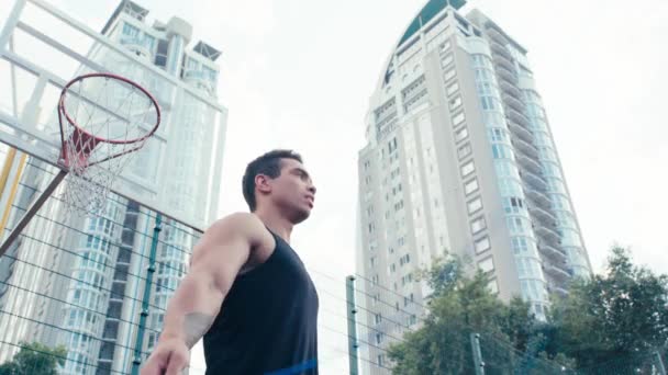 Visão Baixo Ângulo Atleta Pulando Com Corda Pulando Rua — Vídeo de Stock