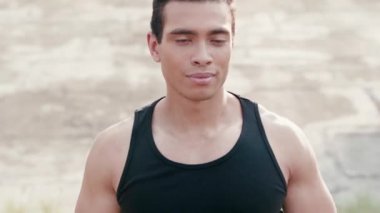 Sporcu zıplıyor, gülümsüyor ve kameraya bakıyor