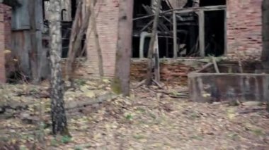 Çernobil, Ukrayna 'daki terk edilmiş bir binanın yakınındaki su kulesinin alçak açılı görüntüsü