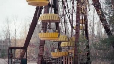 Çernobil, Ukrayna 'da sarı kulübeleri olan terk edilmiş dönme dolap.