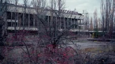 CHERNOBYL, UKRAINE - 6 Kasım 2019: Kültür sarayı ve enerjik harflerle terk edilmiş bina 