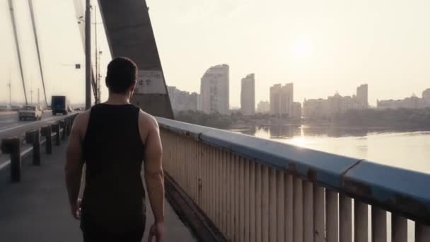 Vista Trasera Del Deportista Caminando Por Puente — Vídeo de stock