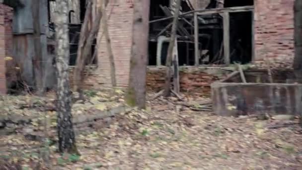 Vue à angle bas du château d'eau près d'un bâtiment abandonné à Tchernobyl, Ukraine 