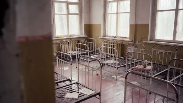 Verlassenes Kinderzimmer Mit Metallbetten Papieren Und Spielzeug Tschernobyl Ukraine — Stockvideo