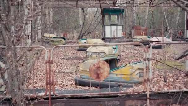 Coches Parachoques Abandonados Árboles Alrededor Chernobyl Ucrania — Vídeo de stock