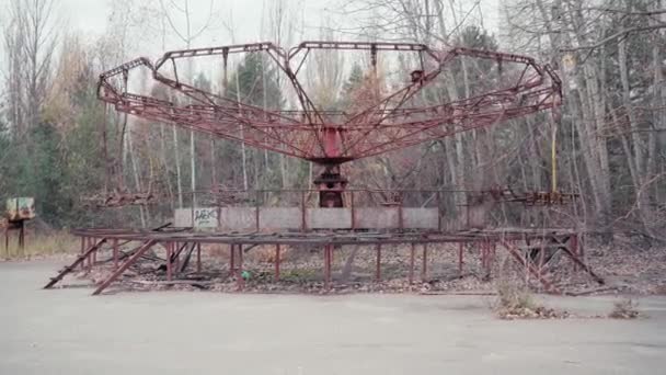 Chernobyl Ukraine November 2019 Verlaten Oude Draaiende Draaimolen Nabij Bos — Stockvideo