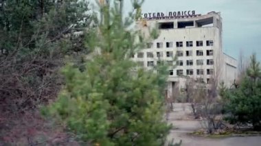 CHERNOBYL, UKRAINE - Kasım 6, 2019: Terk edilmiş binanın yakınında polisya harfleri olan yangınlar 