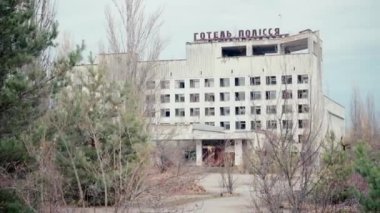 CHERNOBYL, UKRAINE - 6 Kasım 2019: otelin polisya harfli terk edilmiş binası