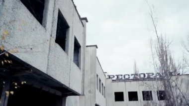 CHERNOBYL, UKRAINE - 6 Kasım 2019: restoran harfleriyle terk edilmiş bina 