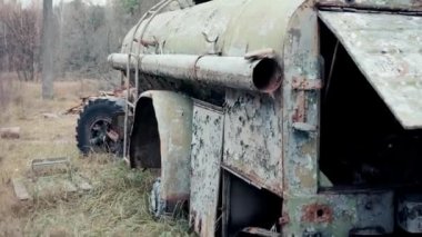 Çernobil, Ukrayna 'da terk edilmiş paslı eski bir araba.