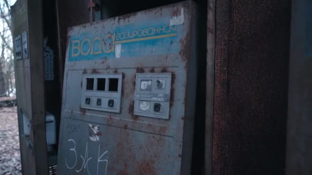 Chernobyl Ukraine November 2019 Verlaten Fontein Sovjetstijl Met Sprankelende Waterbelettering — Stockvideo