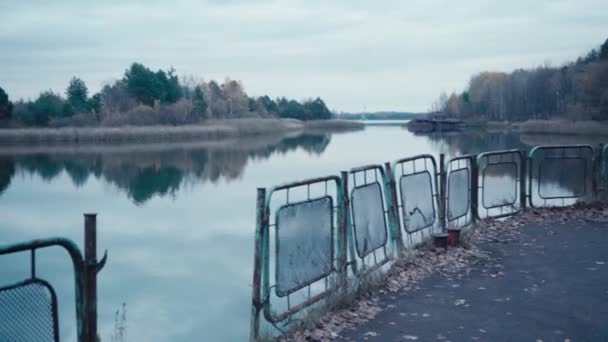 Metalen Hek Pripyat Rivier Tsjernobyl Oekraïne — Stockvideo