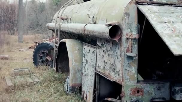 チェルノブイリ ウクライナの錆びた老朽化した車 — ストック動画