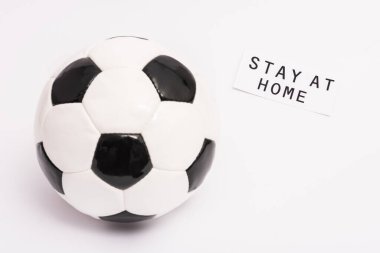 Kağıda yakın futbol, evde kalıp, fotokopi alanı ile beyaz üzerine yazı yazmak.