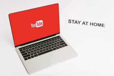 KYIV, UKRAINE - 8 Nisan 2020: Youtube sitesi ile birlikte ekranda beyaz harflerle evde kalmak 