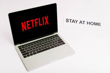 KYIV, UKRAINE - 8 Nisan 2020: Netflix web sitesi ile birlikte ekranda beyaz harflerle evde kalmak 