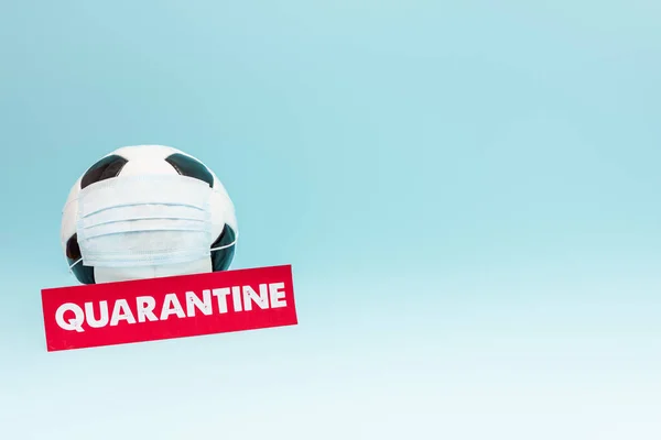 Sepak Bola Dalam Topeng Medis Dekat Kertas Merah Dengan Huruf — Stok Foto
